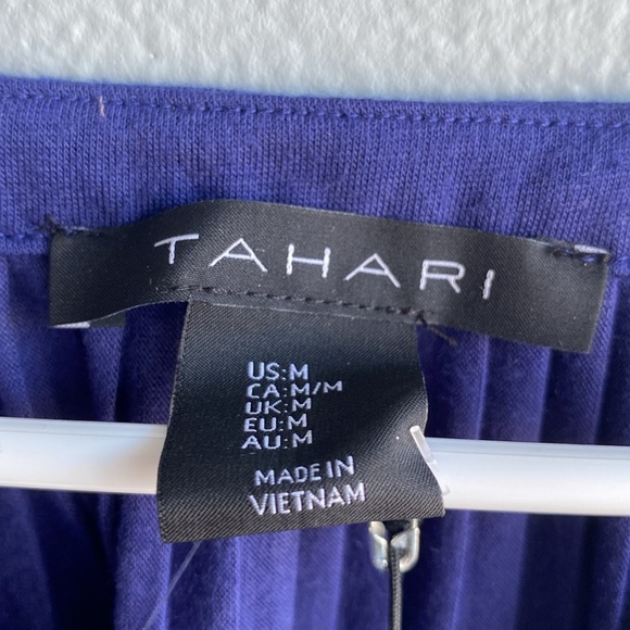 Tahari Women’s V- Neck Blue Pleated Tank Top - Picture 4 of 5